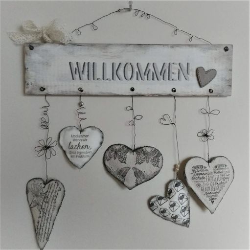 Holzschild mit Verzierungen aus Draht und Stoff